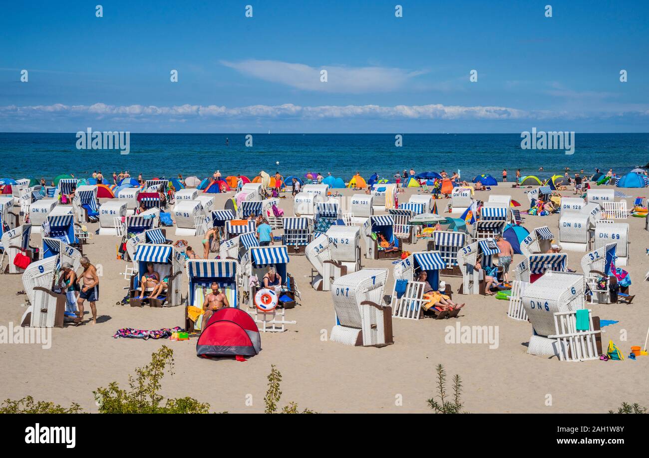 Hooded liegen (Strandkörbe) am Strand des Ostseebades Kühlungsborn, Mecklenburg-Vorpommern, Deutschland Stockfoto