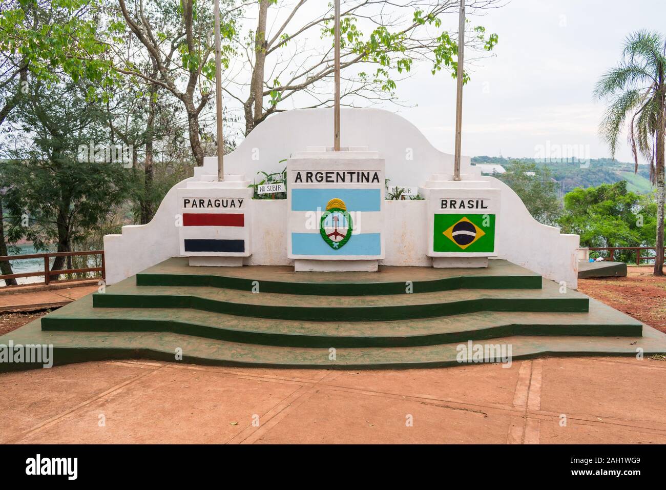 Puerto Iguazu, Argentinien - ca. Oktober 2019: Fahnen auf der Triple Frontier, ein Tri-Grenzgebiet zwischen Paraguay, Argentinien und Brasilien Stockfoto