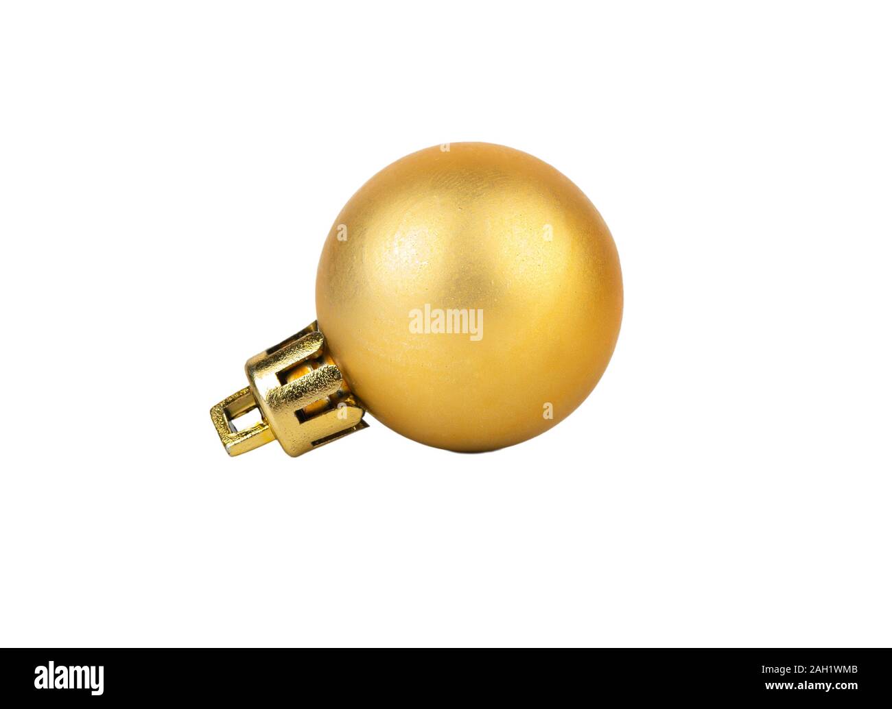 Goldene Weihnachtskugel isoliert auf weißem Hintergrund Stockfoto