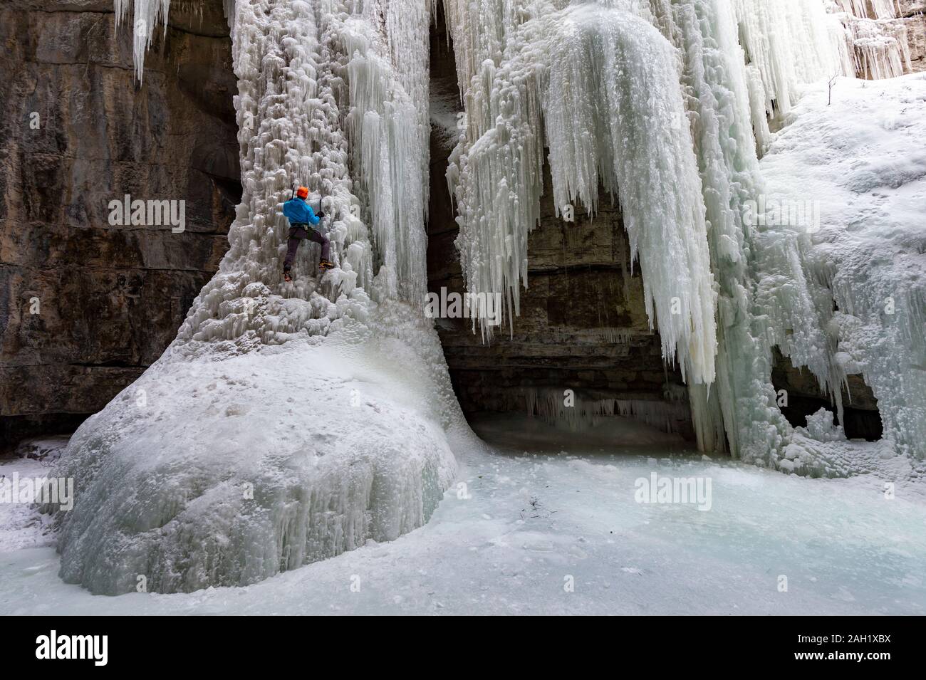 Männliche klettern Eiswand am Maligne Canyon, Jasper, Alberta, Kanada Stockfoto