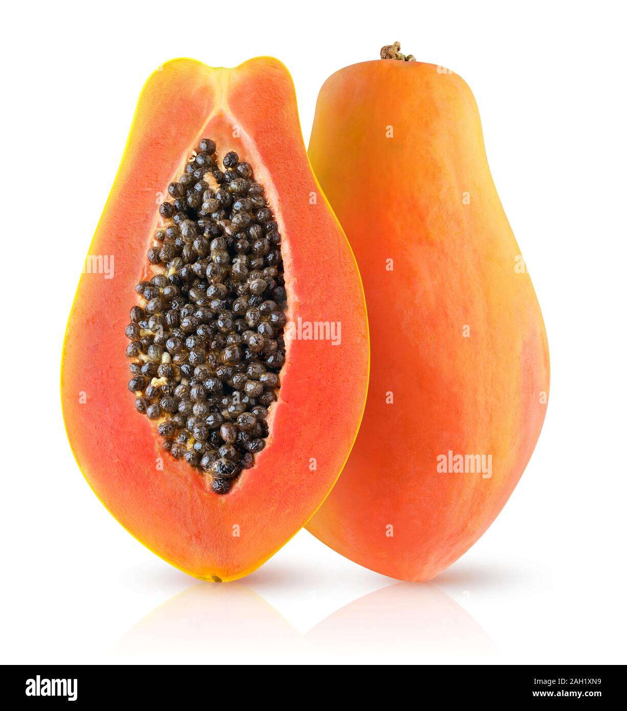 Isolierte Papaya. Die beiden Hälften des papaya in vertikalen Zusammensetzung auf weißem Hintergrund mit Freistellungspfad isoliert Stockfoto