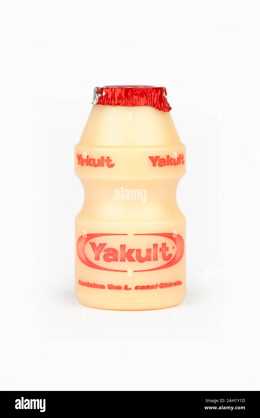 Eine kleine Flasche Yakult gesüßt probiotischen Milch trinken Schuß auf einem weißen Hintergrund. Stockfoto