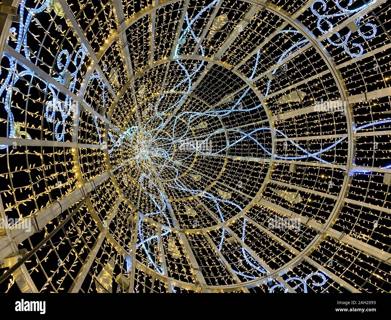 Innerhalb der geometrischen und bunte Weihnachtslichter Baum Stockfoto