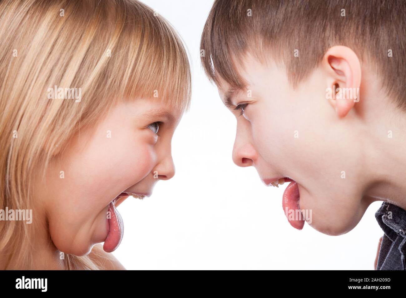 Schwester und Bruder stick out Zungen miteinander Stockfoto