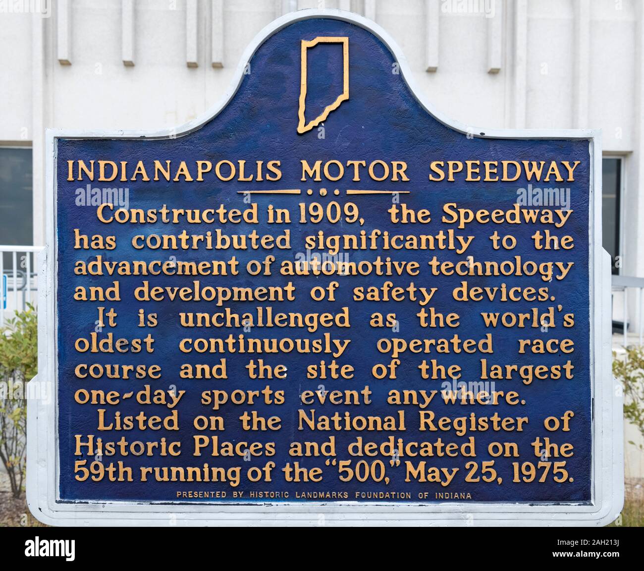 Historische Sehenswürdigkeit Zeichen für die Indianapolis Motor Speedway Museum, Indianapolis, Indiana, USA. Die Speedway ist die Heimat der Indianapolis 500-Rennen. Stockfoto