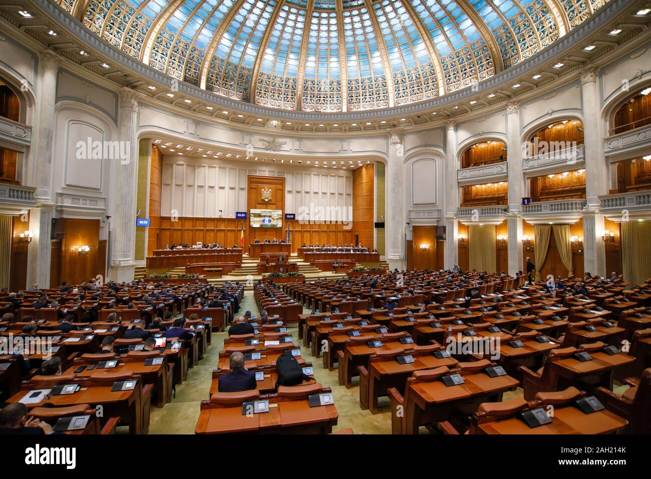 Bukarest, Rumänien bis 23. Dezember 2019: Die rumänischen Abgeordneten teilnehmen. Plenartagung des Parlaments in den Palast des Parlaments. Stockfoto
