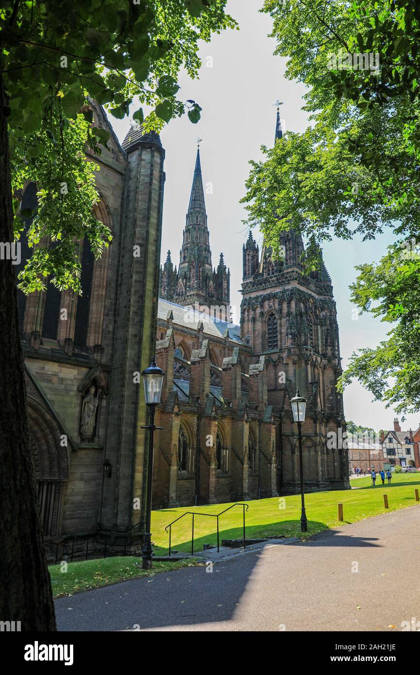 Kathedrale von Lichfield, die einzige mittelalterliche englische Kathedrale mit drei Türmen, ist in Lichfield, Staffordshire, England, UK. Stockfoto