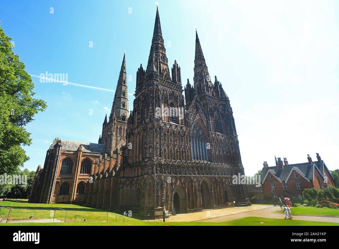 Die Westfassade der Kathedrale von Lichfield, die einzige mittelalterliche englische Kathedrale mit drei Türmen, ist in Lichfield, Staffordshire, England, UK. Stockfoto