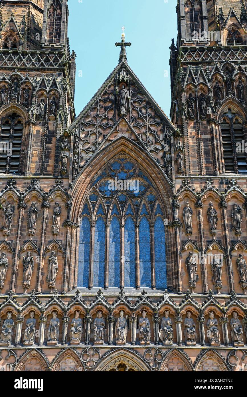 Die Westfassade der Kathedrale von Lichfield, die einzige mittelalterliche englische Kathedrale mit drei Türmen, ist in Lichfield, Staffordshire, England, UK. Stockfoto