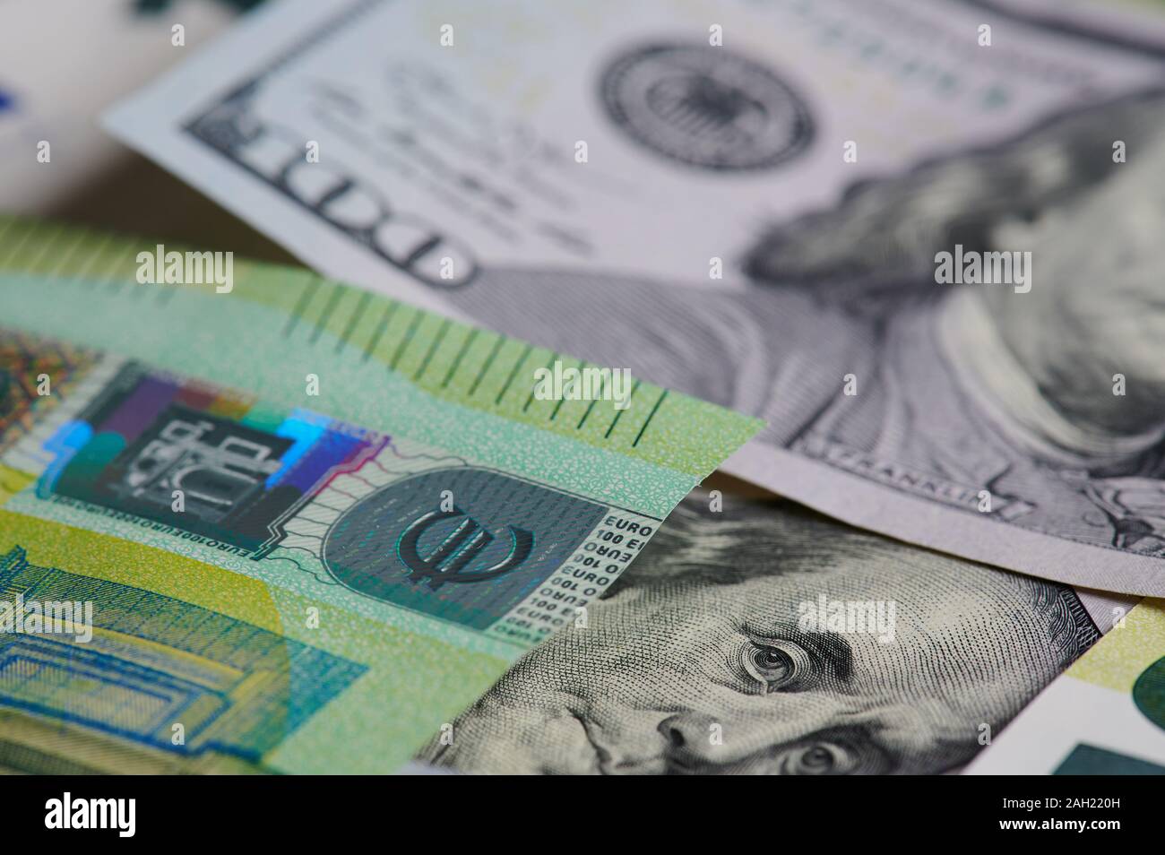 Euro Hologramm auf Währung Hintergrund des unscharfen Dollar Stockfoto