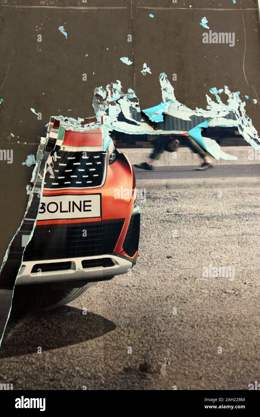 Verschrottet Plakat der Autowerbung, Konzept Stockfoto