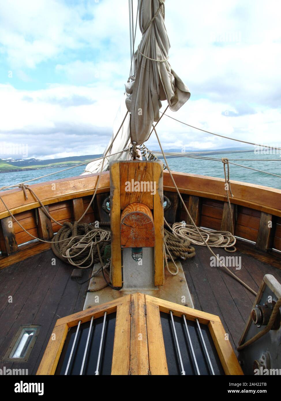 Blick auf den Bug eines alten Segelschiff Segeln im Arktischen Meer. Segeln Konzept Stockfoto