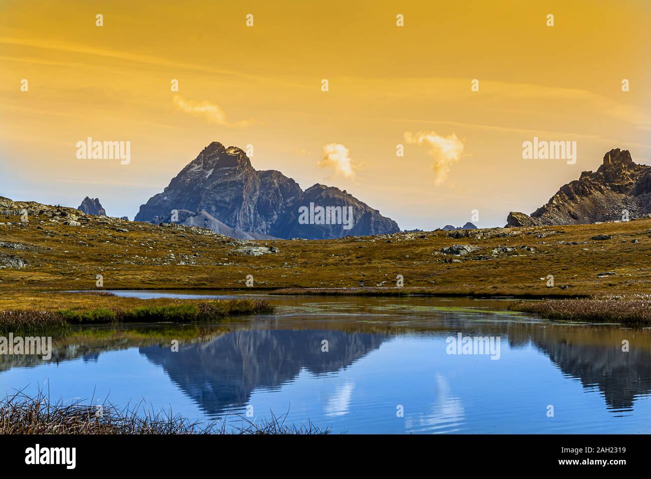 Die longet Seen, im oberen Tal Varaita, an der Grenze zwischen Italien und Frankreich, spiegeln die Alpengipfel, unter denen Monviso, König von Stein, s Stockfoto