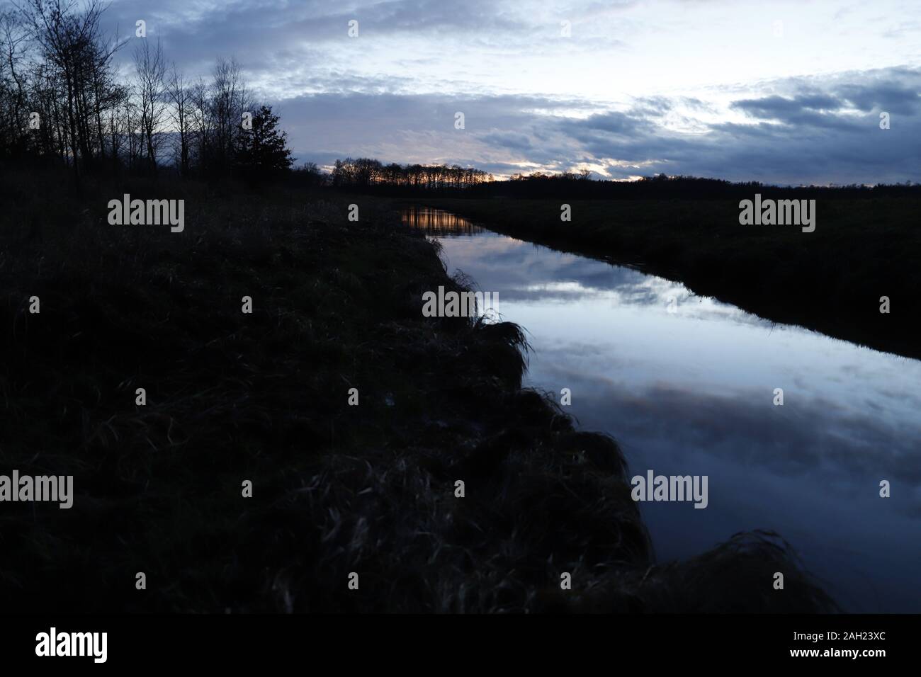 Mittelradde, Ahmsen, Lahn, Fluss Dämmerung, Dezember, Spiegelung, Wasser, Moor Stockfoto