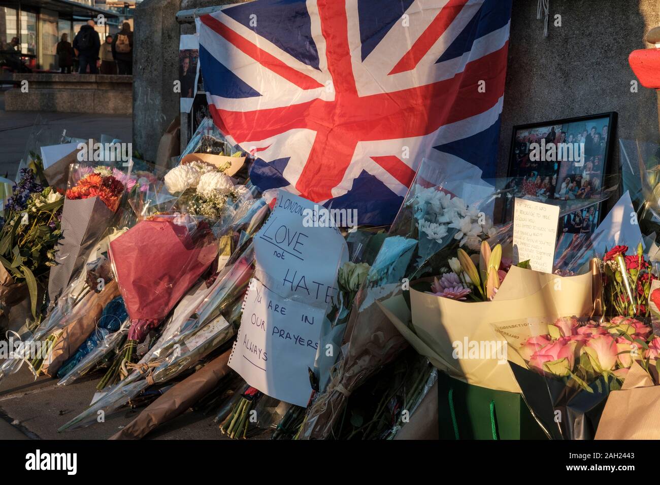 Blumen Tribut für die Opfer des Terrorangriffs auf die London Bridge am 29. November 2019. London, Großbritannien Stockfoto