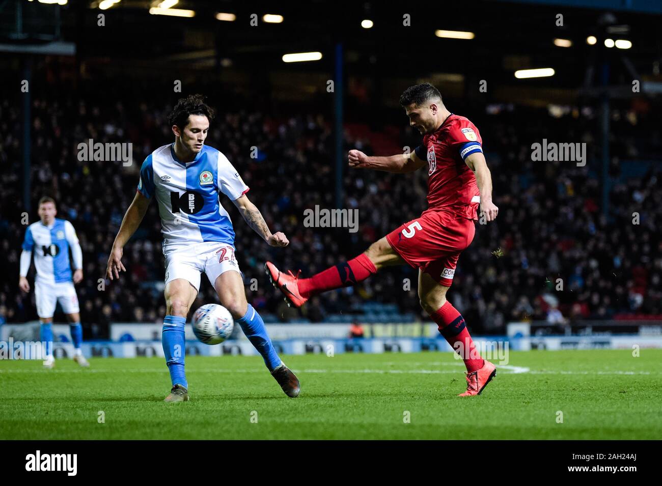 BLACKBURN, ENGLAND - Dezember 23 RD Wigan Athletic Mittelfeldspieler Sam Morsy und Blackburn Rovers defender Lewis Travis während der Sky Bet Championship Match zwischen Blackburn Rovers und Wigan Athletic im Ewood Park, Blackburn am Montag, den 23. Dezember 2019. (Credit: Andy Whitehead | MI Nachrichten) das Fotografieren dürfen nur für Zeitung und/oder Zeitschrift redaktionelle Zwecke verwendet werden, eine Lizenz für die gewerbliche Nutzung Kreditkarte erforderlich: MI Nachrichten & Sport/Alamy leben Nachrichten Stockfoto