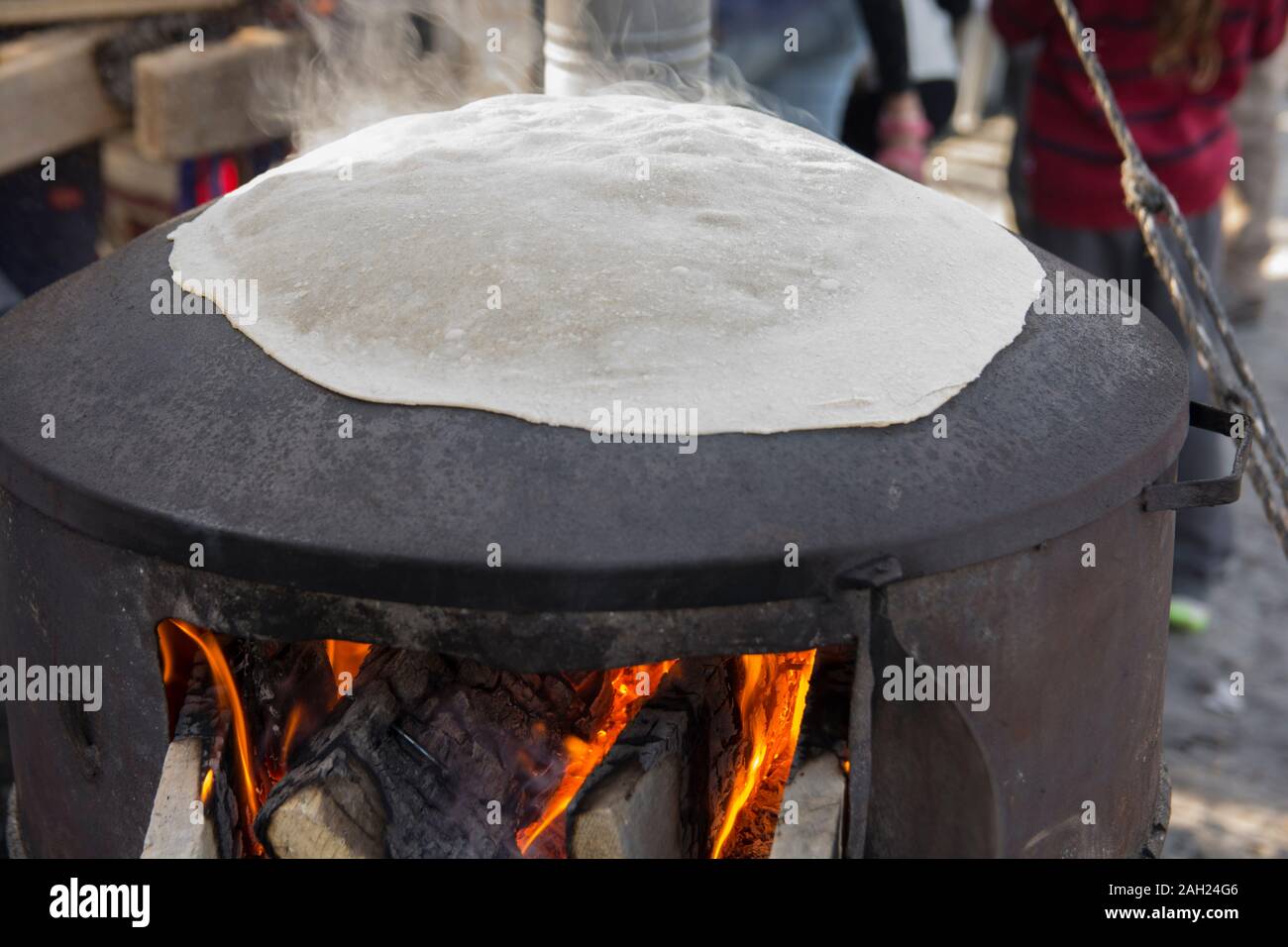 Traditionelle Drusen Pita Brot, gebacken in einem saj oder Tava, auf offenem Feuer Stockfoto