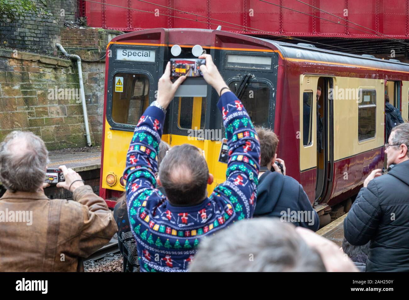 Am Mittwoch, den 18. Dezember 2019 Scotrail betrieben eine Klasse 314 elektrische Zug Farewell Tour Die retiral dieses Zuges Klasse nach 40 Jahren mark Stockfoto