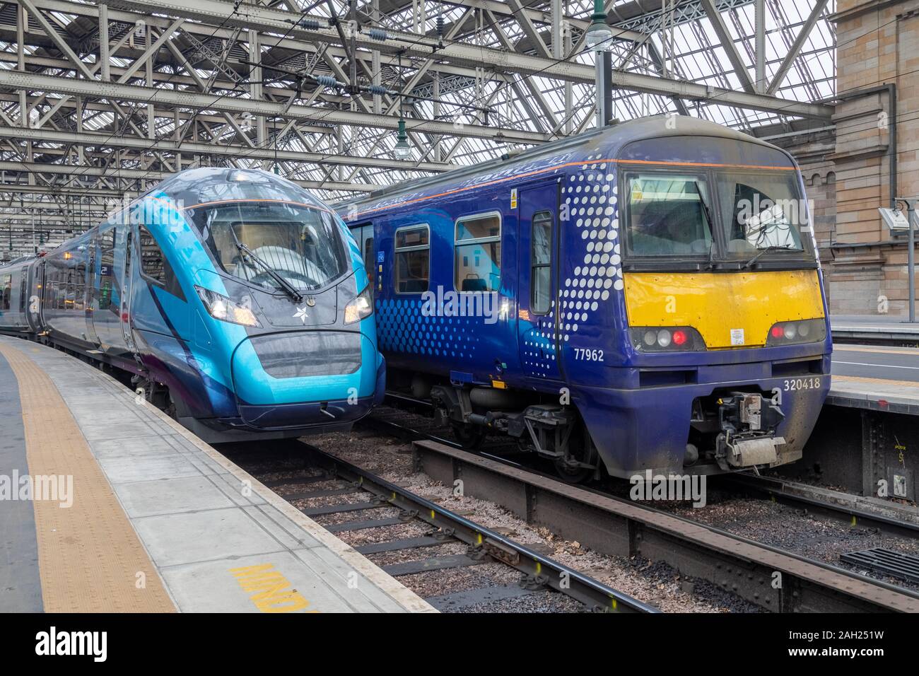 Eine Neue Transpennine Klasse 397 Nova elektrische Zug sitzt neben einer Klasse 320 Scotrail Zug in Glasgow Central Bahnhof Stockfoto