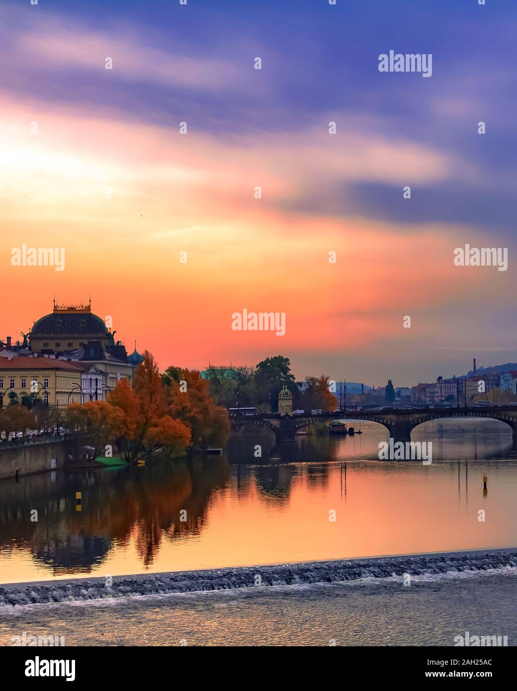 Der schöne Fluss von der Brücke in Prag Stockfoto