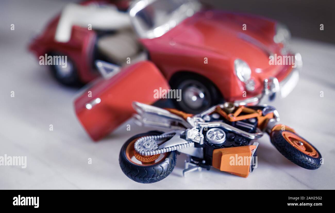 Zwei Spielzeug, ein verkehrsunfall zwischen einem Motorrad und einem Sportwagen. Stockfoto