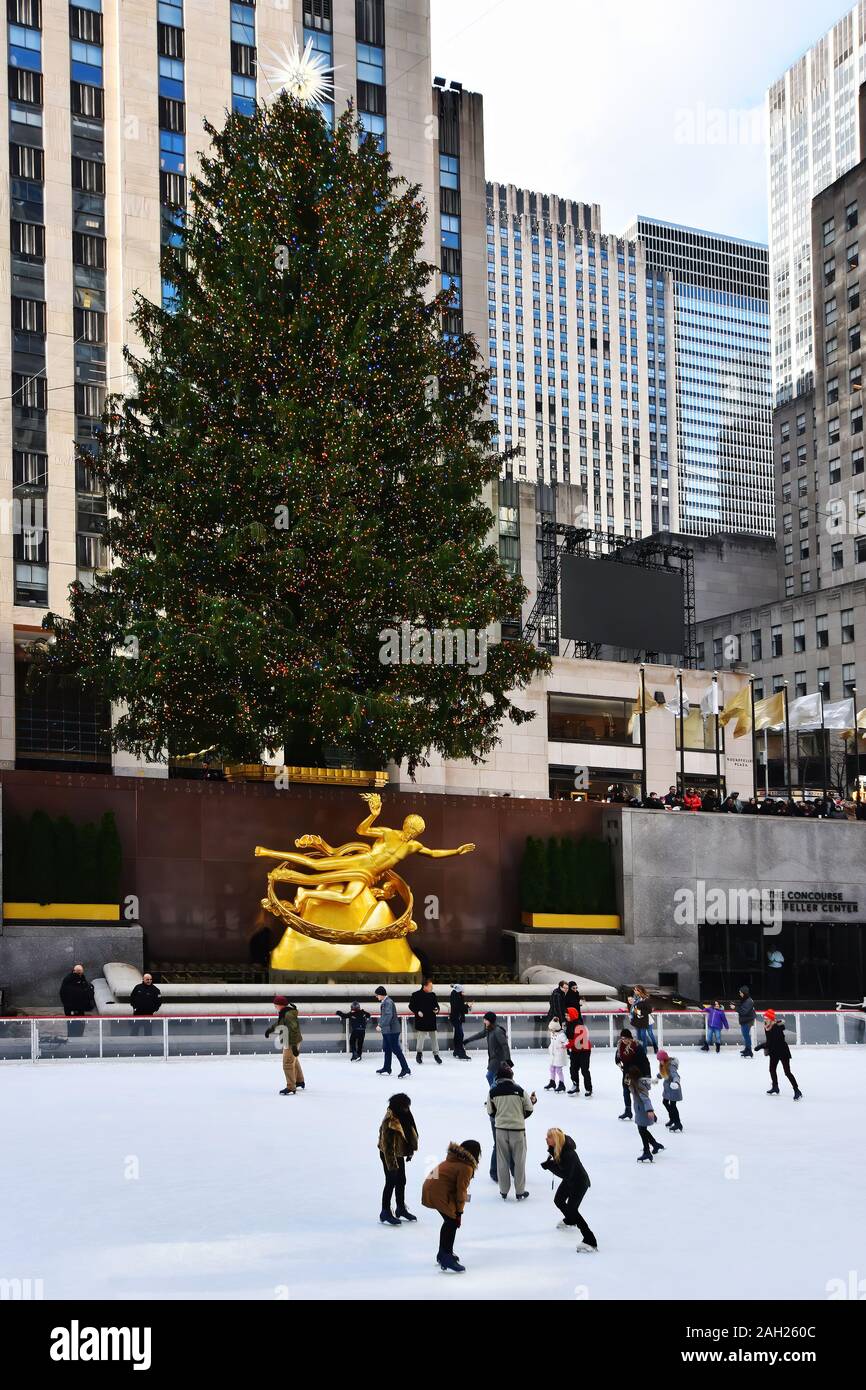 New York, NY, USA - Dezember 5, 2019. Die berühmten Rockefeller Center mit Eislaufen, Weihnachtsbaum und Prometheus Statue am Rockefeller Center. Stockfoto