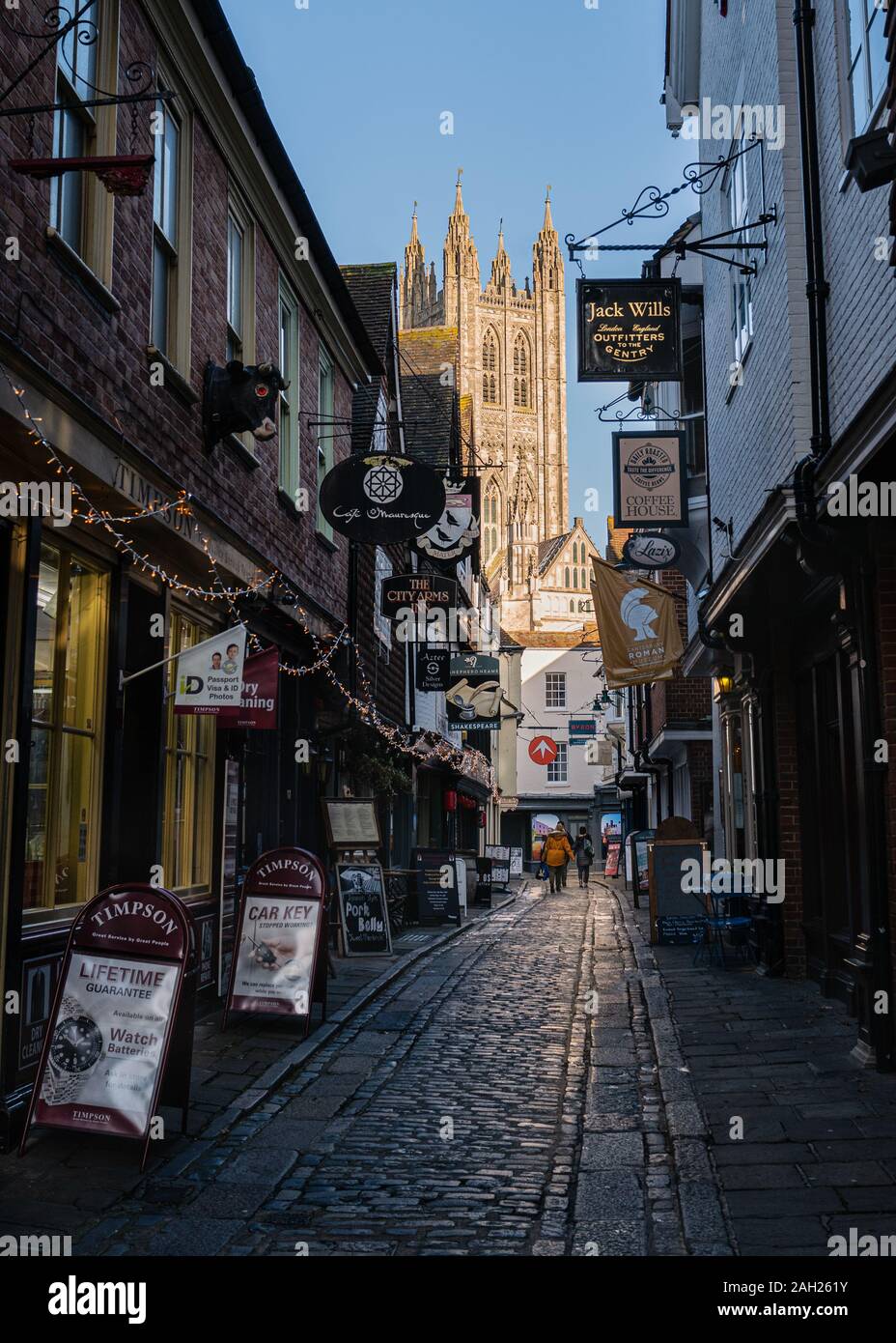 Canterbury, Großbritannien - 29.November 2019. Ein Blick auf die Kathedrale von Canterbury im Sonnenlicht entlang der gepflasterten Metzgerei Lane. Die Kathedrale ist die Mutter Kirche des A Stockfoto