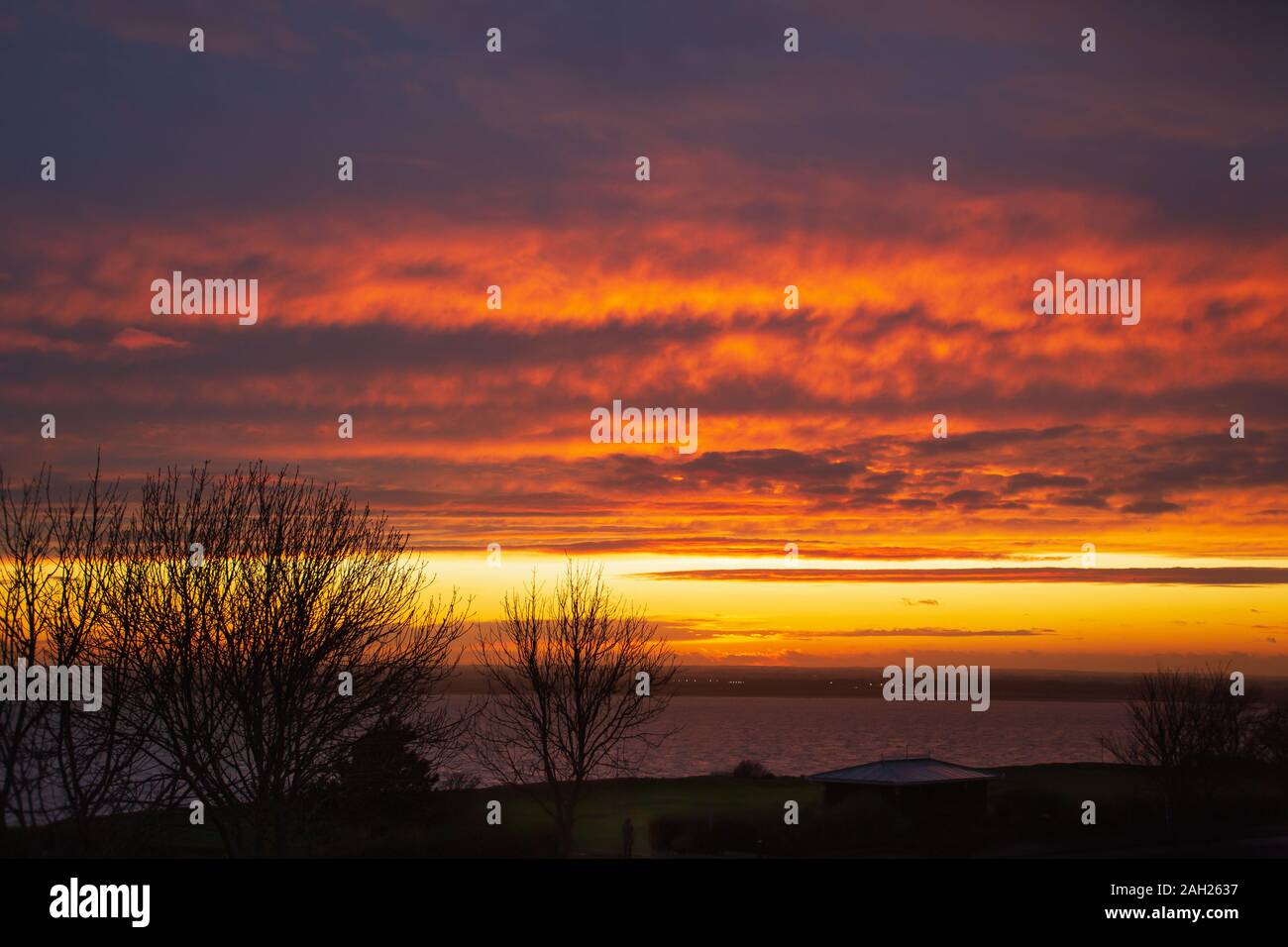 Dramatischer Himmel und cloudscape kurz nach Sonnenuntergang über Pegwell Bay in Ramsgate, Kent, Großbritannien. Stockfoto