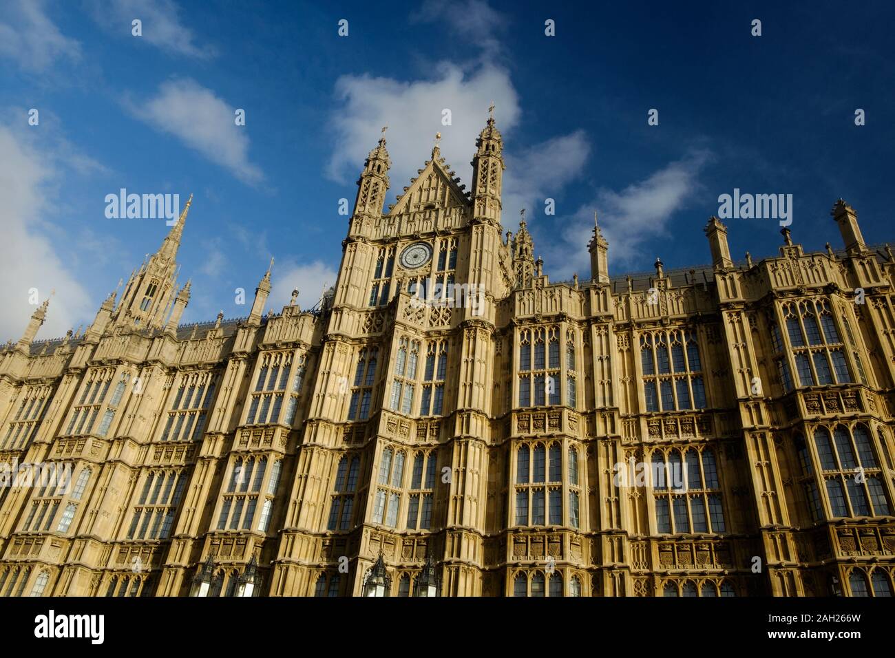 Die Fassade der Palast von Westminster ist eine architektonische Perle. Dies ist eines der Wahrzeichen von London. Stockfoto