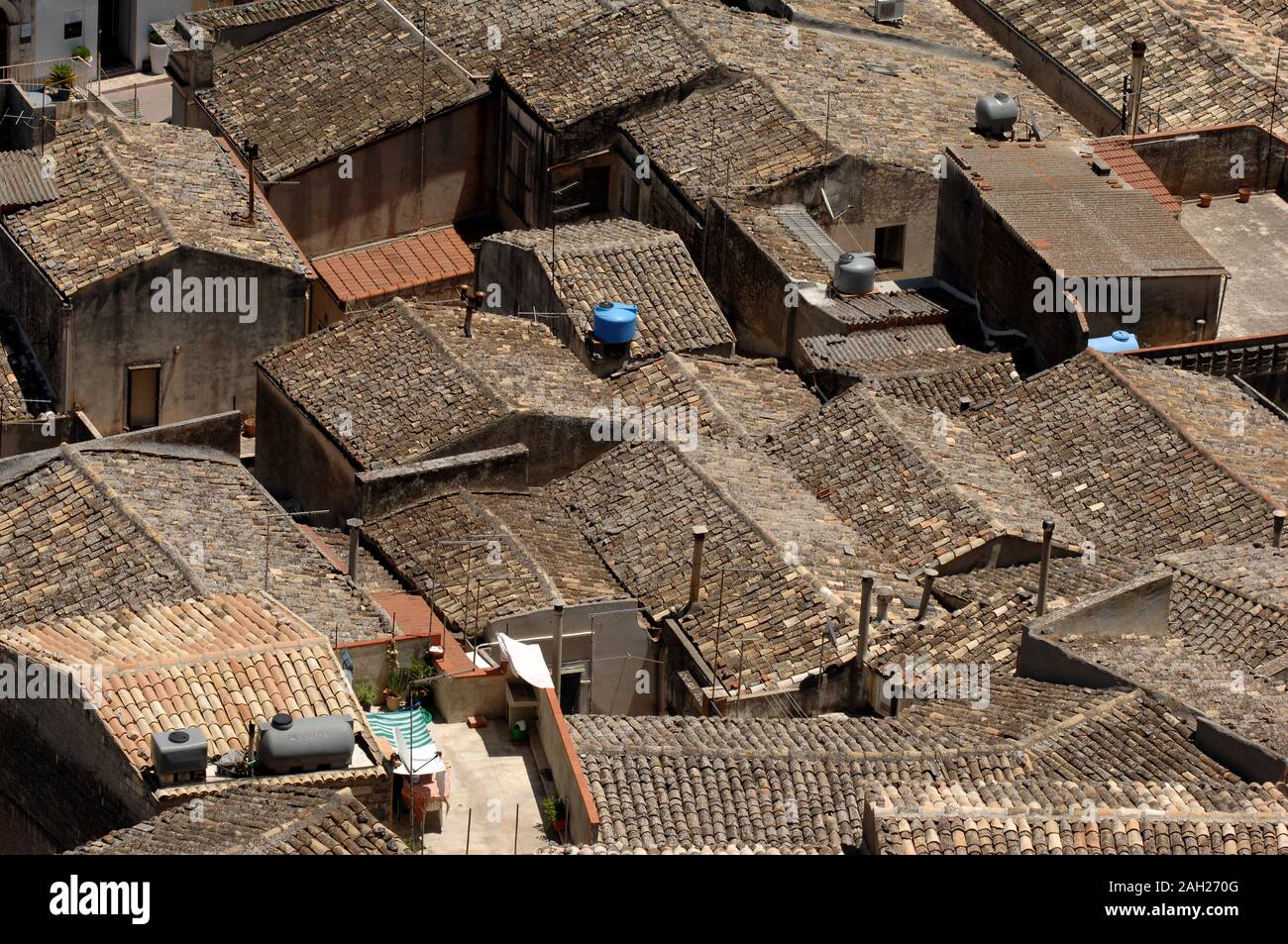 Italien Sizilien Modica, 03. Juli 2007: Überblick über die Dächer, mit alten Fliesen, der Häuser von Modica Stockfoto