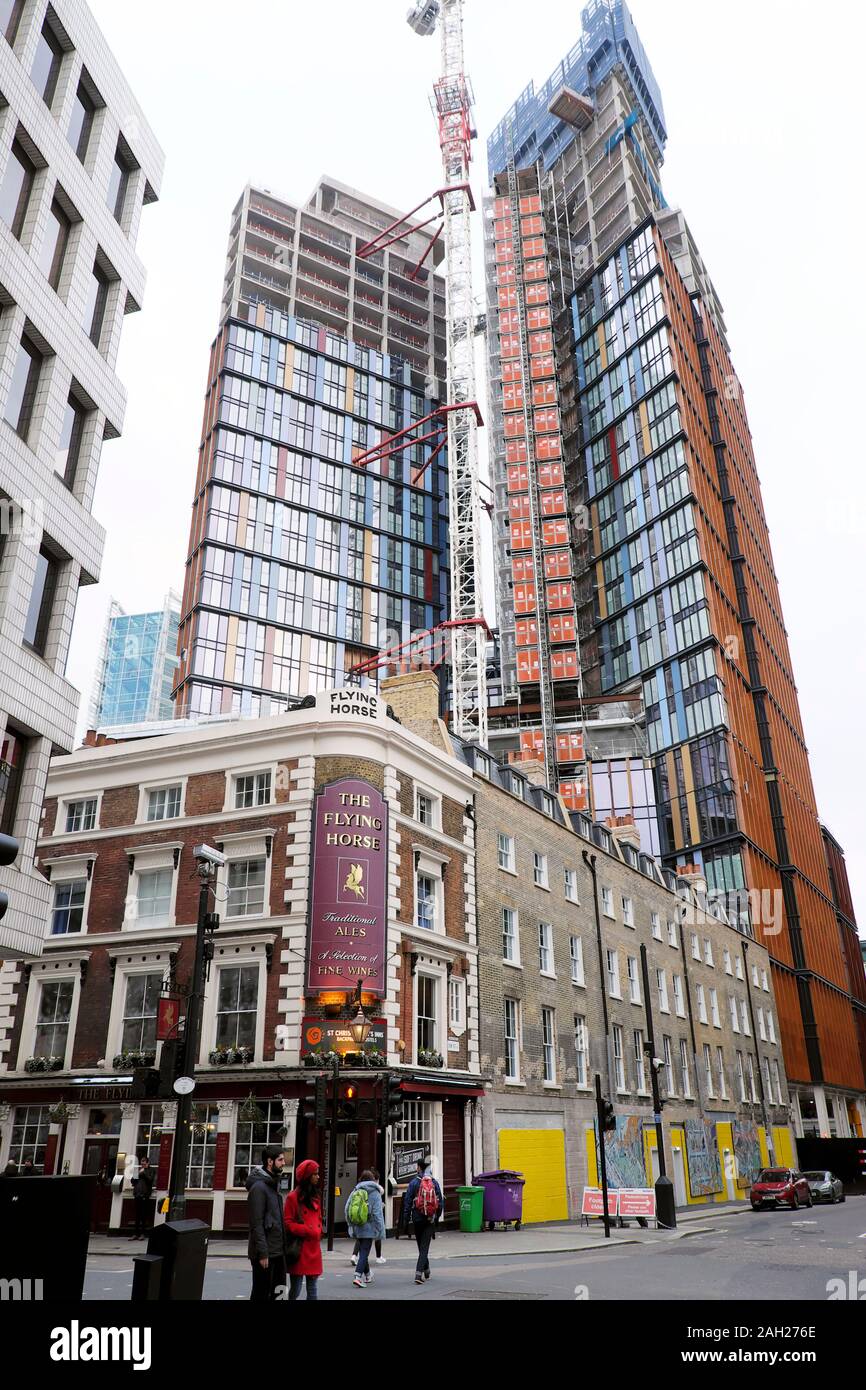 Eine Krone Ort Wolkenkratzer im Bau am 54 Wilson Street und die Flying Horse Pub Fassade in der Innenstadt von London EC2 England UK KATHY DEWITT Stockfoto