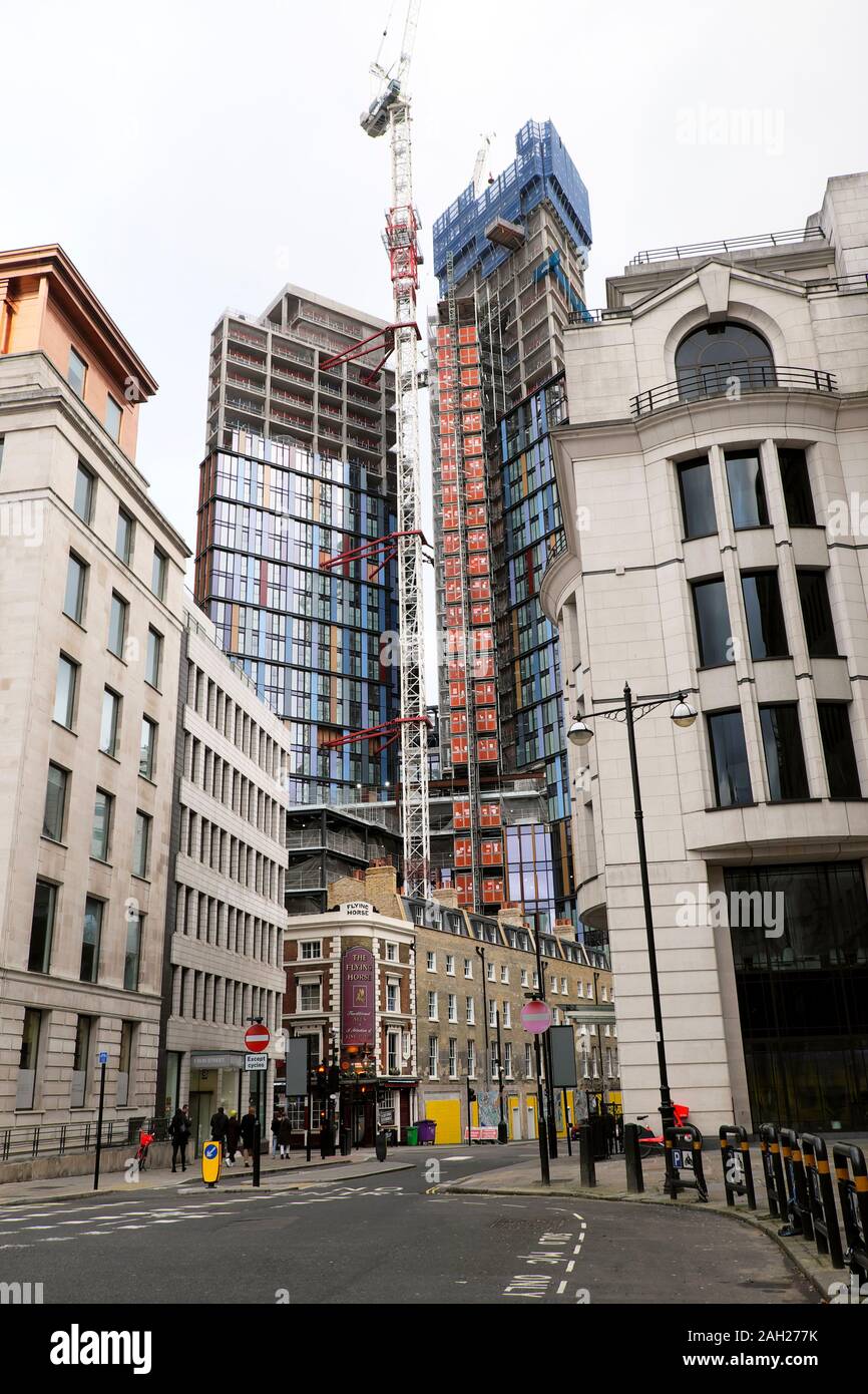 Eine Krone Ort Wolkenkratzer im Bau am 54 Wilson Street und die Flying Horse Pub Fassade in der Innenstadt von London EC2 England UK KATHY DEWITT Stockfoto