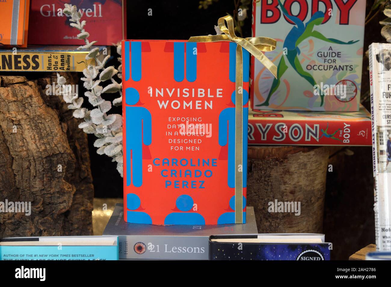 Caroline Criado Perez Buch "unsichtbare Frauen" Buch im Verkauf in einer Buchhandlung Buchladen Schaufenster in London England UK KATHY DEWITT Stockfoto