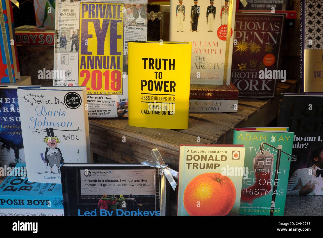Jess Phillips M.P.' Wahrheit zu Power' Donald Trump Marienkäfer Boris Johnson Tagebuch Bücher im Verkauf in einer Buchhandlung Buchladen London England UK KATHY DEWITT Stockfoto