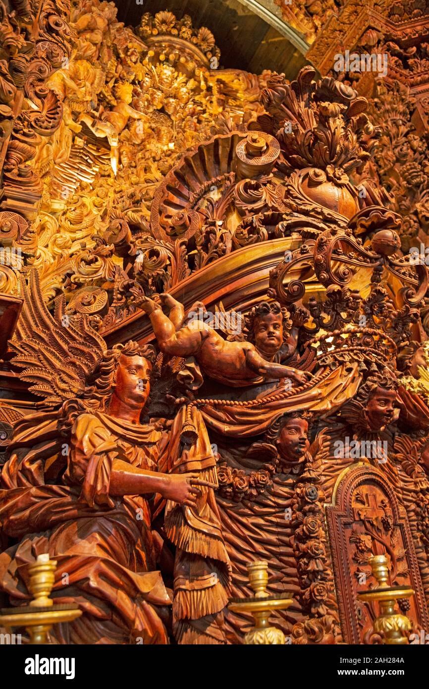 Die aus Holz geschnitzten Innenraum der Kirche des Jesuitenkollegs in Ponta Delgada, Sao Miguel, Azoren, Portugal. Stockfoto