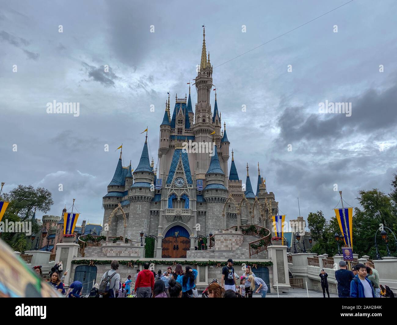 Orlando, FL/USA -12/21/19: Menschen ihre Fotos vor dem Schloss in einem kleinen Park in Disney World während der Weihnachtszeit zu erhalten Stockfoto