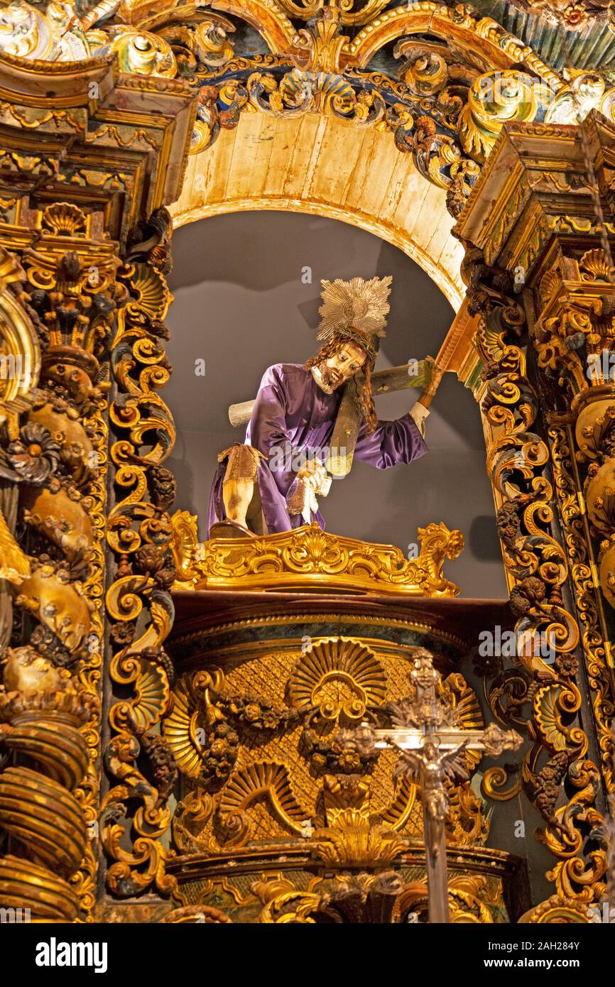 Die aus Holz geschnitzten Innenraum der Kirche des Jesuitenkollegs in Ponta Delgada, Sao Miguel, Azoren, Portugal. Stockfoto