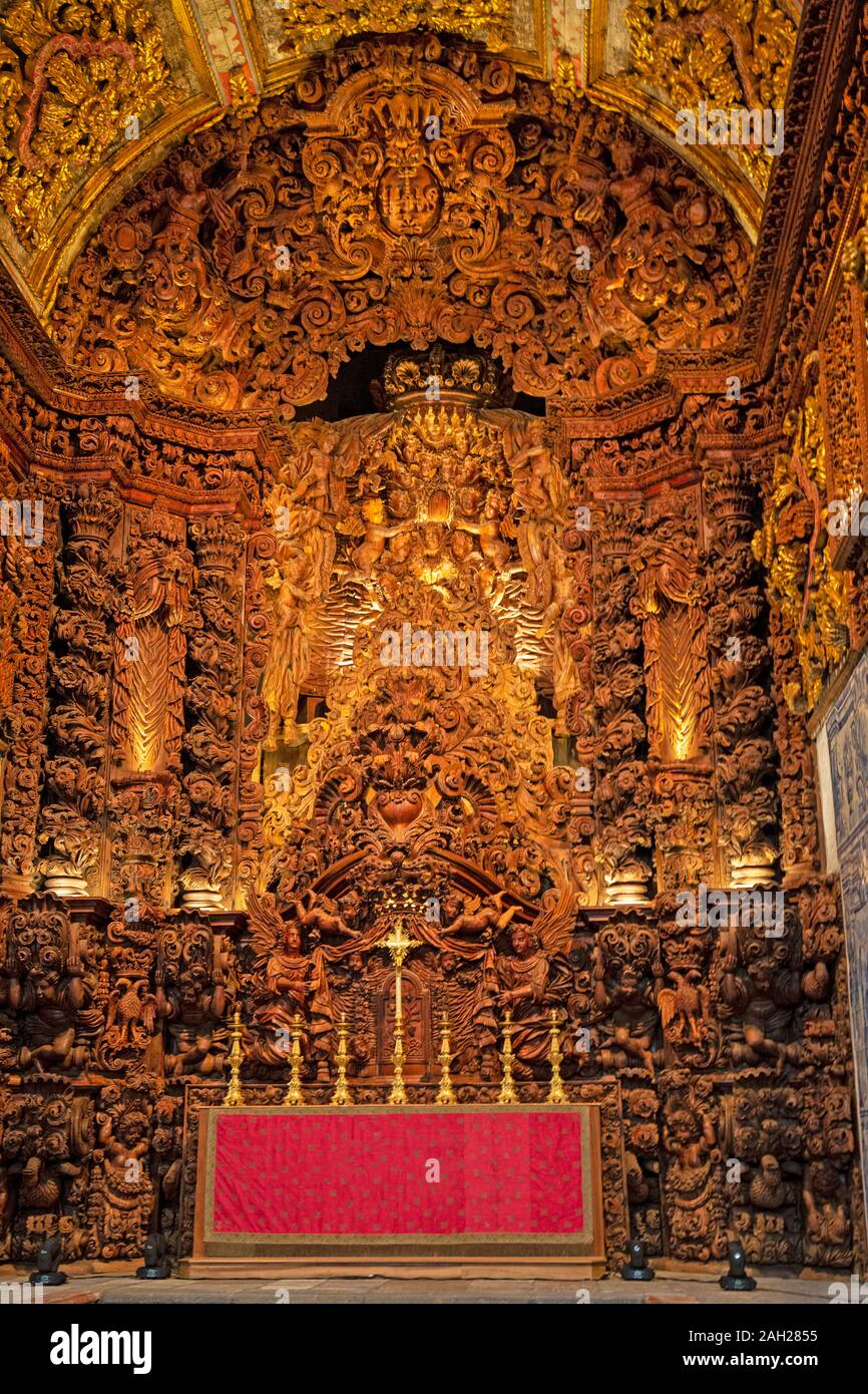 Die aus Holz geschnitzten Innenraum der Kirche des Jesuitenkollegs in Ponta Delgada, Sao Miguel, Azoren, Portugal. Stockfoto