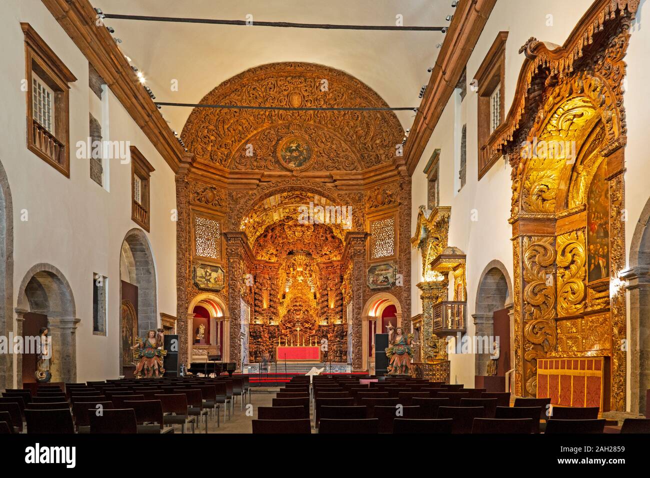 Die aus Holz geschnitzten Innenraum der Kirche des Jesuitenkollegs in Ponta Delgada, Sao Miguel, Azoren, Portugal. Stockfoto