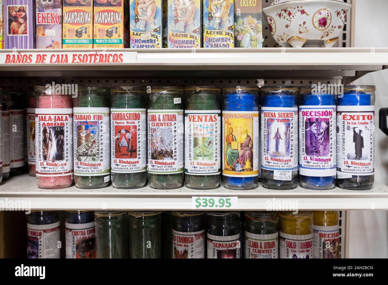 Spirituelle religiöse Duftkerzen für Verkauf bei Botanica El Kimbisero, ein Geschäft mit religiösen Elemente an die Südamerikanische Gemeinschaft. In der Corona, NEW YORK Stockfoto