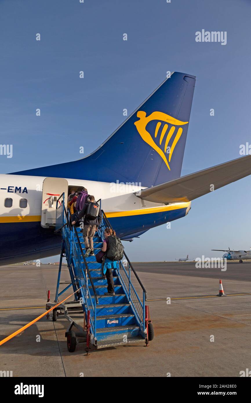 Passagiere Ryanair Boeing 737-800 Aircraft Boarding am Flughafen Ponta Delgada auf der Insel São Miguel auf dem portugiesischen Azoren besessen. Stockfoto