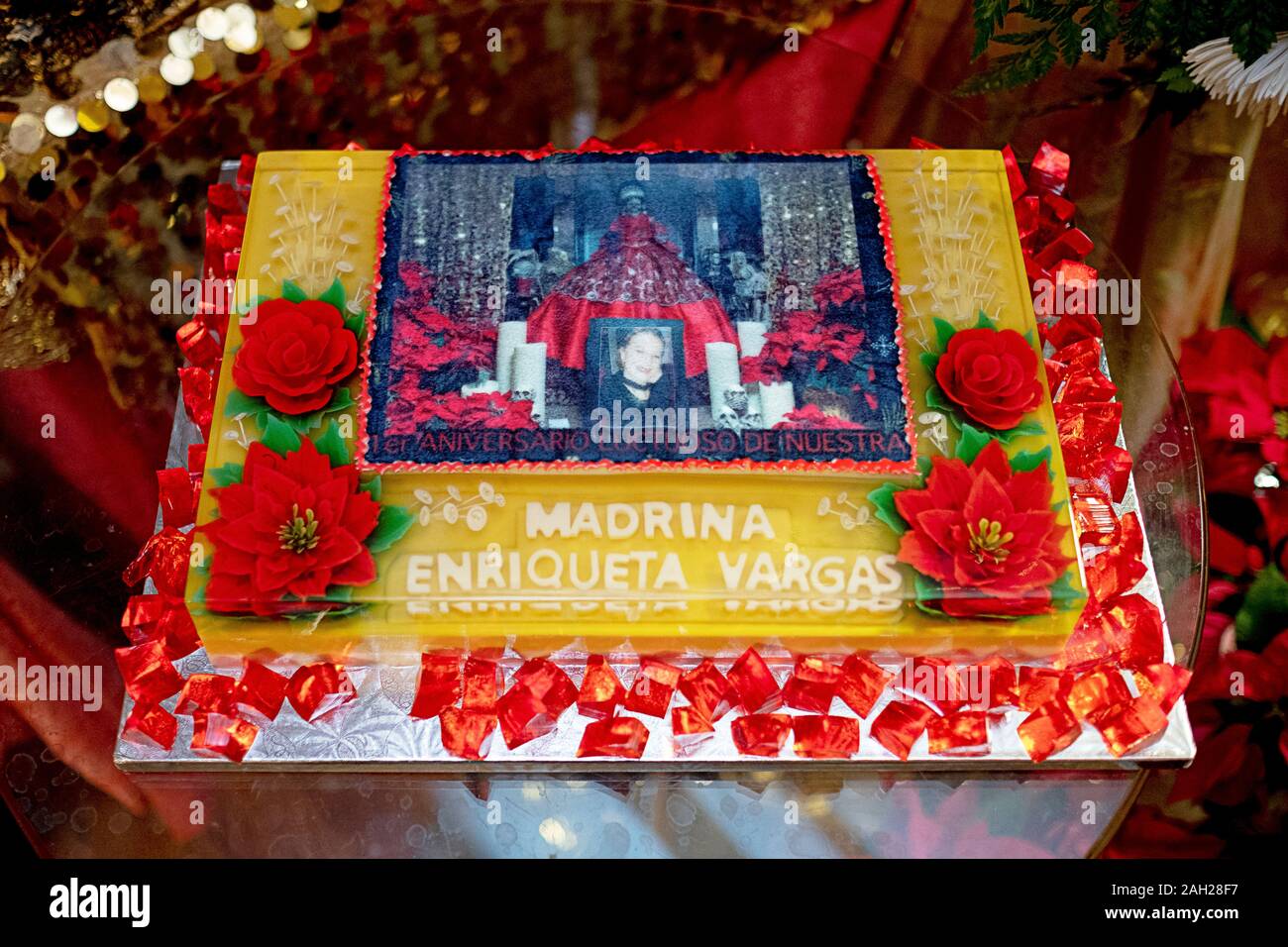 Eine speziell eingerichtete nach einem Service der Jahrestag der Verabschiedung des Enriqueta Vargas, der Führer der Santa Muerte Internationale Trauer serviert. Stockfoto
