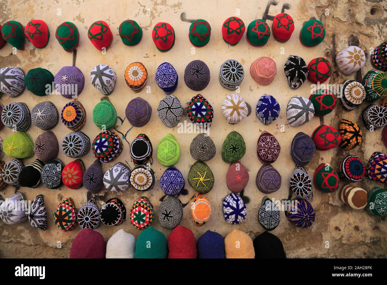 Berber gesponnene Wolle Hüte, Handwerker Markt unterhalb der Stadtmauern, Medina, UNESCO-Weltkulturerbe, Essaouira, Marokko, Nordafrika Stockfoto