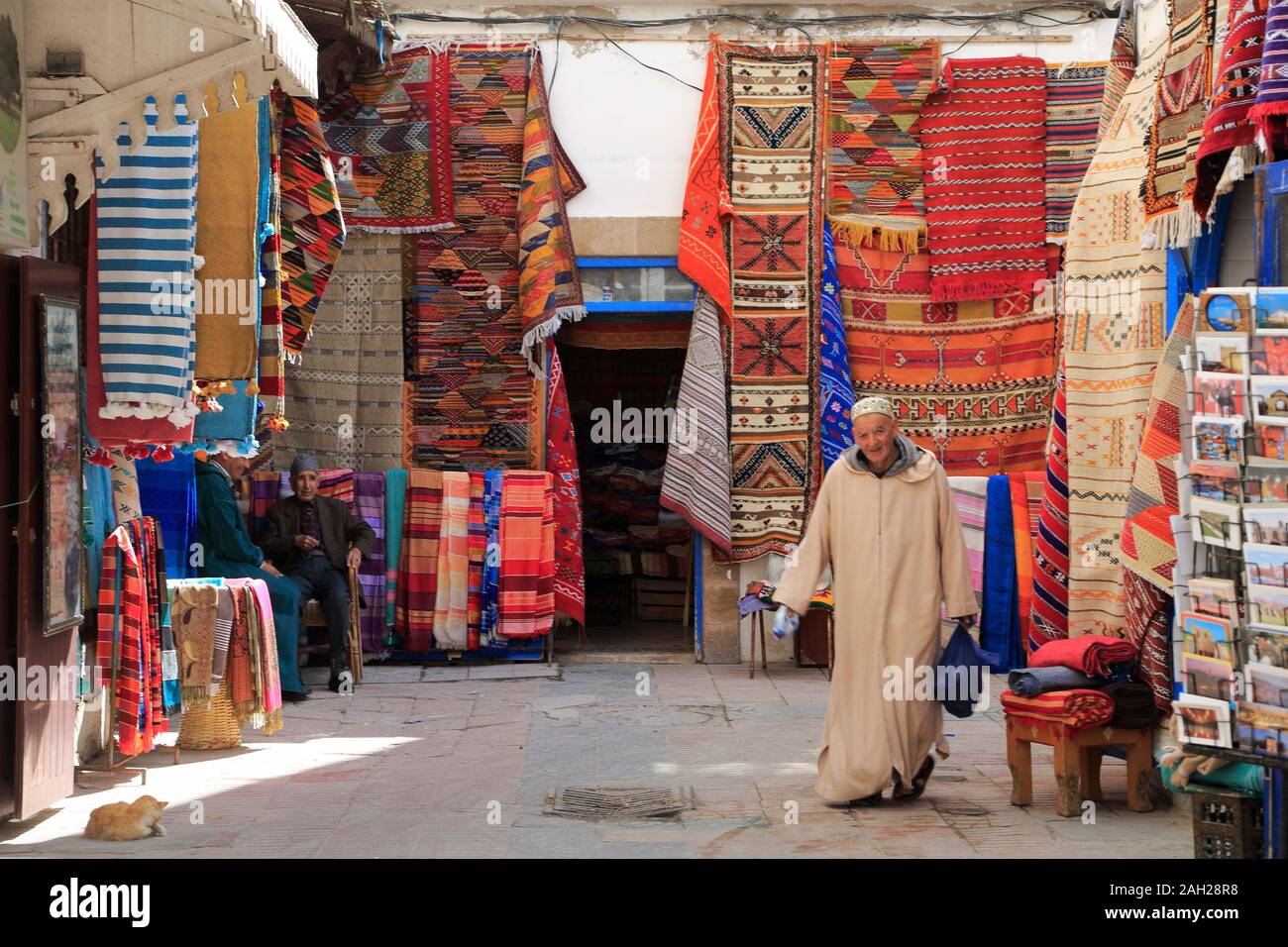 Teppiche für Verkauf, Markt, Souk, Medina, UNESCO-Weltkulturerbe, Essaouira, Marokko, Nordafrika Stockfoto