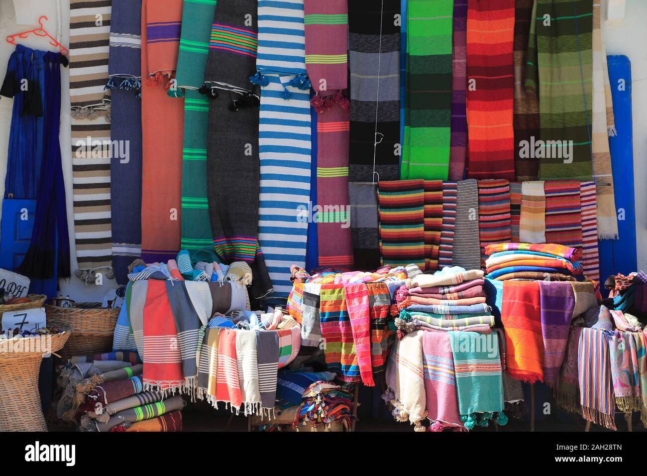 Textilien zum Verkauf, Markt, Souk, Medina, UNESCO-Weltkulturerbe, Essaouira, Marokko, Nordafrika Stockfoto