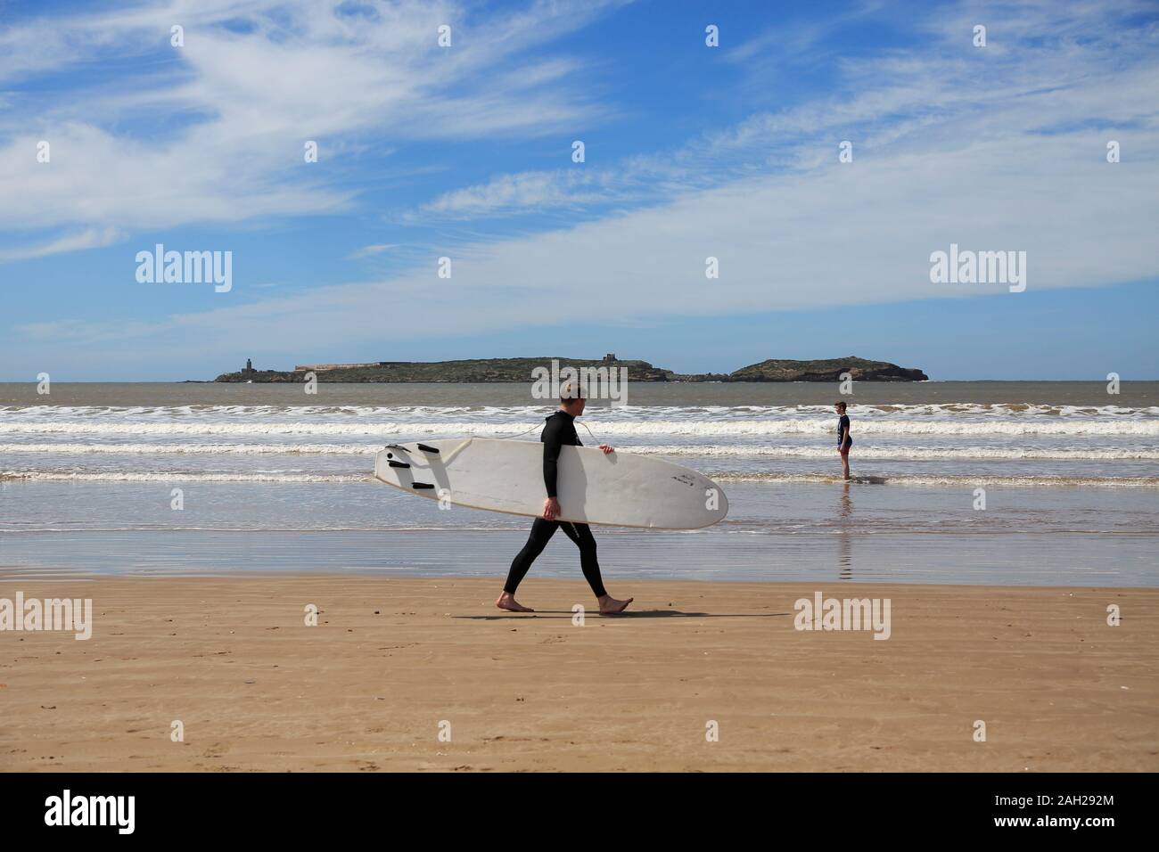 Surfer, Strand, Insel Mogador, Essaouira, Atlantikküste, Marokko, Nordafrika Stockfoto