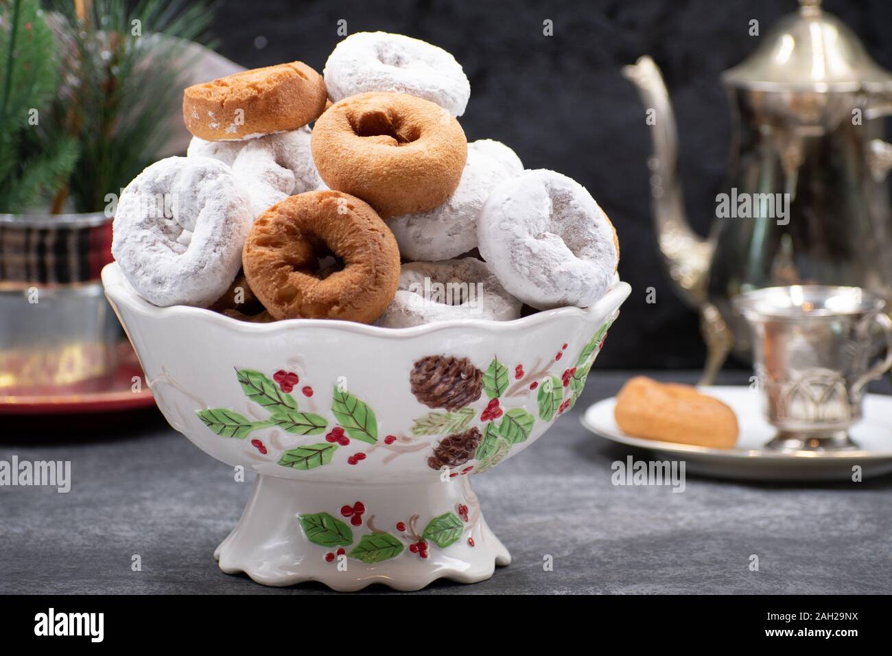 Festliche Weihnachten Donuts in einem Weihnachten vase Stockfoto