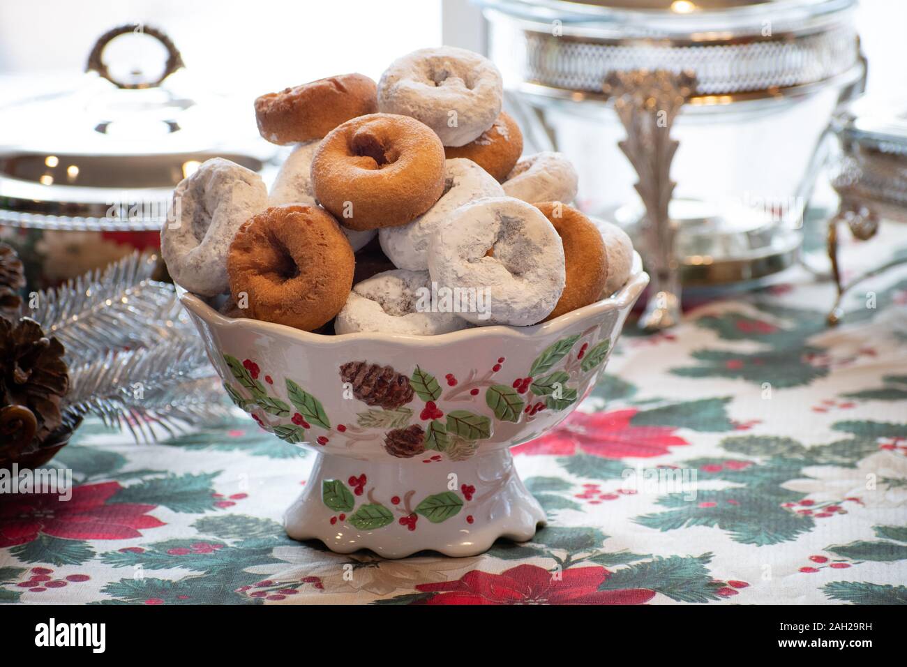 Festliche Weihnachten Donuts in einem Weihnachten vase Stockfoto