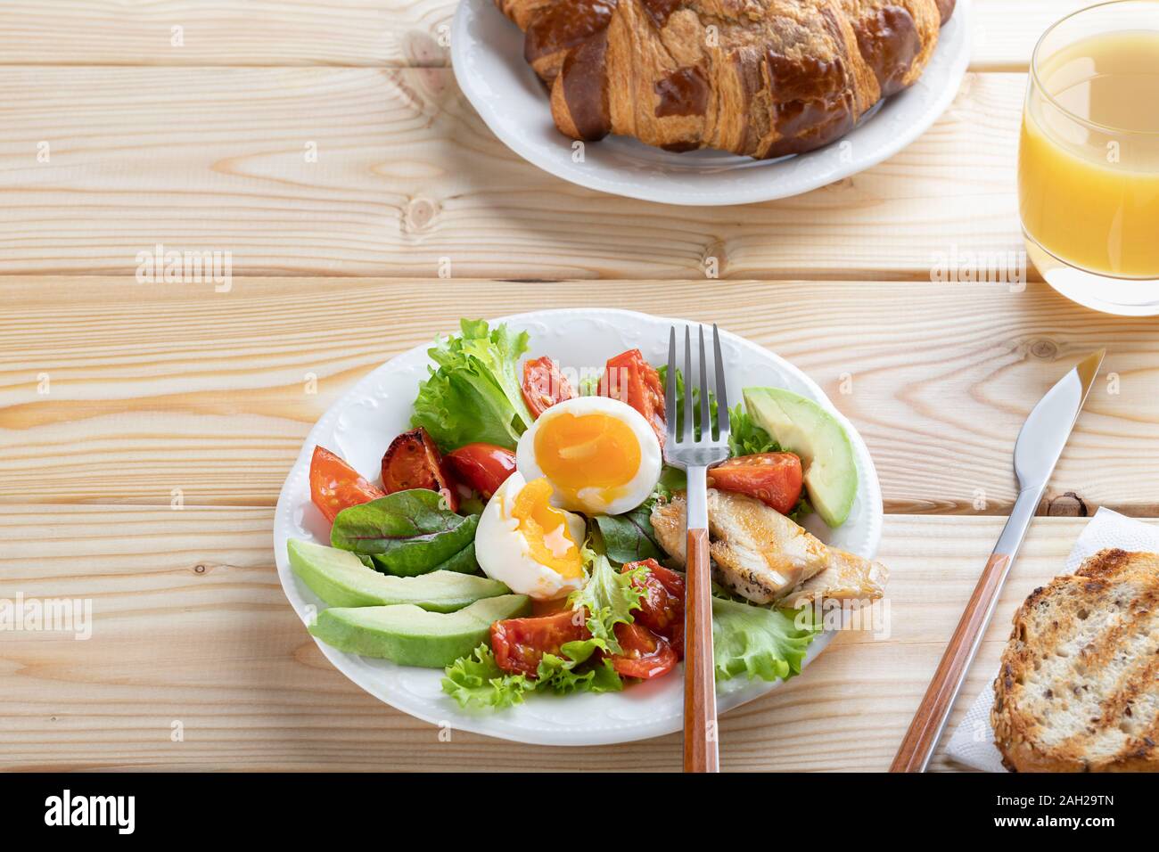 Gesundes Frühstück in europäischen oder amerikanischen Stil mit gekochten Eiern, Gemüse und Kräuter. Kopieren spase Stockfoto