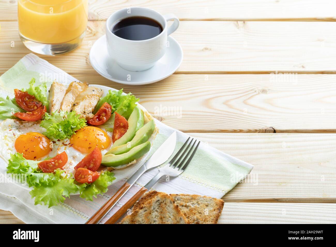 Gesundes Frühstück in europäischen oder amerikanischen Stil mit gebratenen Eiern, Gemüse und Kräuter. Kopieren spase Stockfoto
